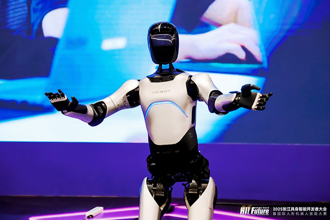 智元远征A2成全球首个同时拥有中美欧认证的人形机器...